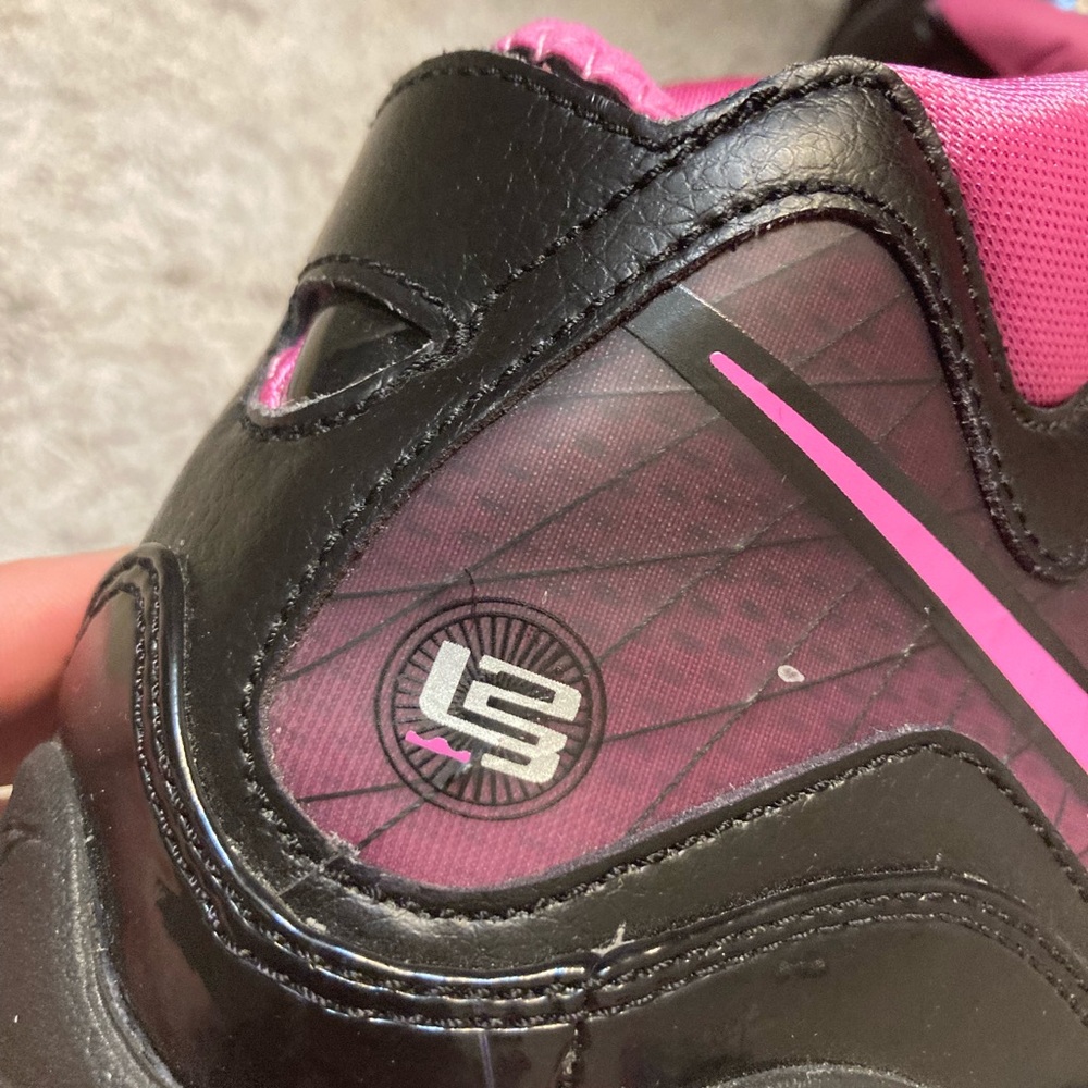 Nike CLASSIC LeBron James Breast Cancer Sneakers - 8/12/2009 🏀 - Picture 11 of 16